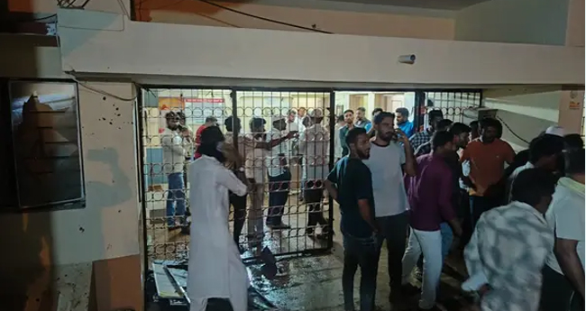 യുവാവ് കസ്റ്റഡിയിൽ മരിച്ചു; ജനക്കൂട്ടം പോലീസ് സ്റ്റേഷൻ അടിച്ചുതകർത്തു