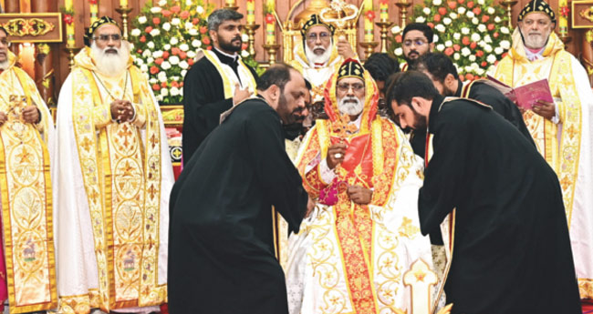 മാ​വേ​ലി​ക്ക​ര രൂപത ബിഷപ്പായി മാ​ത്യൂ​സ് മാ​ർ പോ​ളി​കാ​ർ​പ്പോ​സ് ചുമതലയേറ്റു