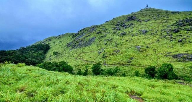 ക​ന​ത്ത മ​ഴ​യി​ൽ റോ​ഡ് ത​ക​ർ​ന്നു; പൊ​ന്മു​ടി ഒ​റ്റ​പ്പെ​ട്ട നി​ല​യി​ൽ