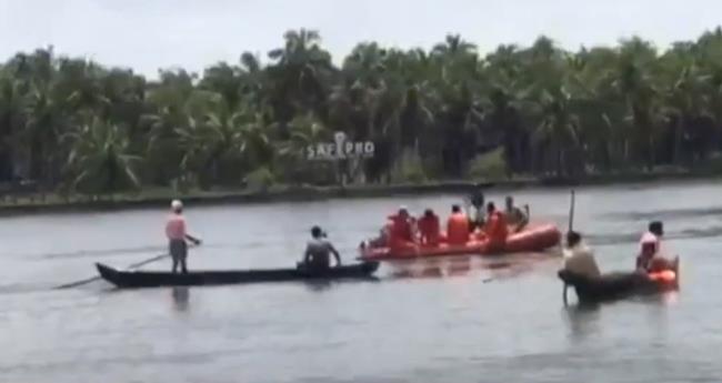 പു​തു​പൊ​ന്നാ​നി​യി​ൽ വ​ഞ്ചി​മ​റി​ഞ്ഞ് ഒ​രാ​ളെ കാ​ണാ​താ​യി; ര​ണ്ടു​പേ​ർ നീ​ന്തി ര​ക്ഷ​പ്പെ​ട്ടു