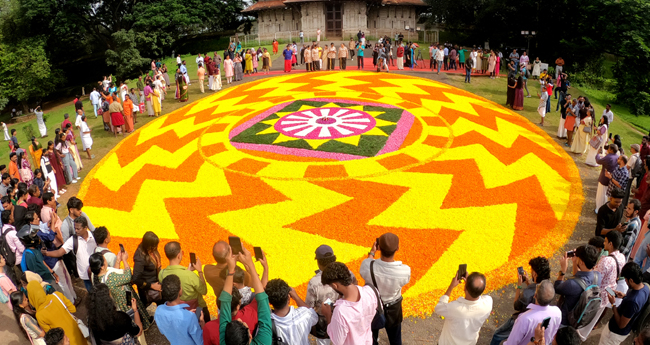 പൂ​ര​പ്പ​റ​ന്പി​ൽ ഭീ​മ​ൻ പൂ​ക്ക​ളം വി​രി​ഞ്ഞു