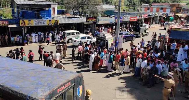 പൂ­​പ്പാ­​റ­​യി​ല്‍ ഒ­​ഴി­​പ്പി­​ക്ക​ല്‍ ന­​ട​പ­​ടി തു​ട​ങ്ങി; പ്ര­​തി­​ഷേ­​ധ­​വു­​മാ­​യി വ്യാ­​പാ­​രി­​ക​ള്‍