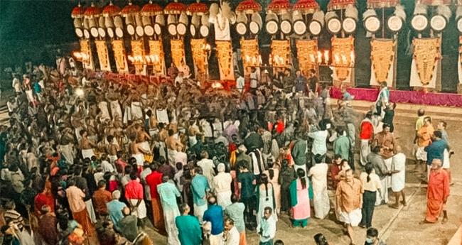 ആ​ന എ​ഴു​ന്ന​ള്ളി​പ്പി​ൽ നി​യ​ന്ത്ര​ണം; ആ​റാ​ട്ടു​പു​ഴ​യി​ൽ പ്രതീകാ​ത്മ​ക പൂ​രം ന​ട​ത്തി പ്ര​തി​ഷേ​ധം