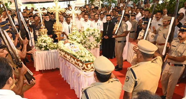 പി.​​​​പി. ത​​​​ങ്ക​​​​ച്ച​​​​ന് നാ​​​​ട് വി​​​​ട​​​​ചൊ​​​​ല്ലി