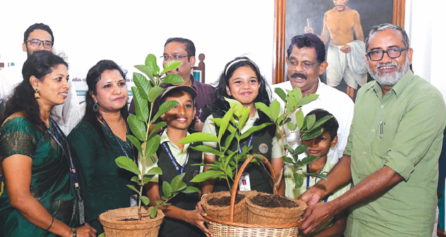 രാജ്ഭവനിലെ ഭാരതാംബ ചി​ത്രം; പ​​രി​​പാ​​ടി ഉ​​പേ​​ക്ഷി​​ച്ച്  കൃ​​ഷി​​മ​​ന്ത്രി​​യും വ​​കു​​പ്പും