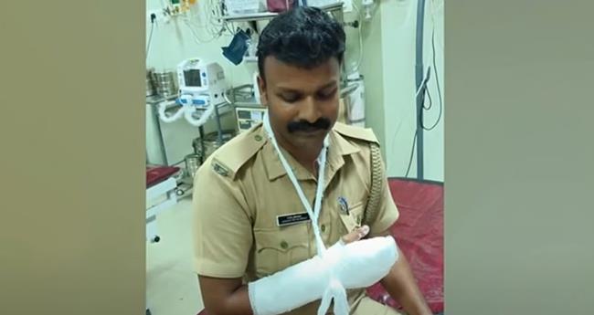 ബ​ഹ​ളം വ​ച്ച​ത് ചോ​ദ്യം ചെ​യ്തു;  ത​ട​വു​കാ​ർ ജ​യി​ല്‍ ജീ​വ​ന​ക്കാ​ര​ന്‍റെ കൈ ​ത​ല്ലി​യൊ​ടി​ച്ചു