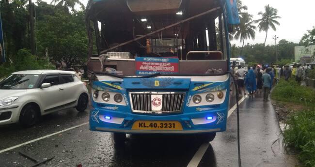 സ്വ​കാ​ര്യ ബ​സു​ക​ൾ കൂ​ട്ടി​യി​ടി​ച്ചു; നി​ര​വ​ധി പേ​ർ​ക്ക് പ​രി​ക്ക്