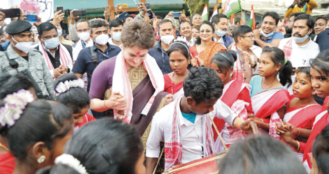 ആസാമിൽ ആദിവാസികൾക്കൊപ്പം നൃത്തത്തിനു ചുവടുവച്ച് പ്രിയങ്ക