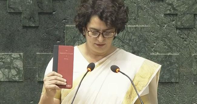ഭ​ര​ണ​ഘ​ട​ന കൈ​യി​ലേ​ന്തി.., പ്രി​യ​ങ്ക ഗാ​ന്ധി വ​യ​നാ​ട് എം​പി​യാ​യി സ​ത്യ​പ്ര​തി​ജ്ഞ ചെ​യ്തു