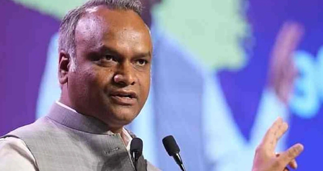 സ്കൂ​ളു​ക​ളി​ലും ക്ഷേ​ത്ര​ങ്ങ​ളി​ലും  ആ​ർ​എ​സ്എ​സി​നെ നി​രോ​ധി​ക്ക​ണം: പ്രി​യ​ങ്ക് ഖാ​ർ​ഗെ