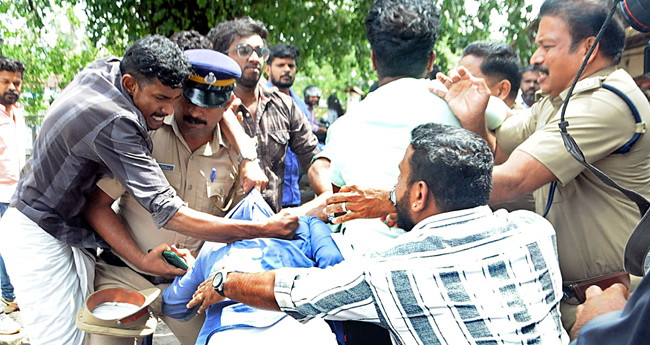 മ​ന്ത്രി ശി​വ​ൻ​കു​ട്ടി​ക്കു നേരേ ക​രി​ങ്കൊ​ടി പ്ര​തി​ഷേ​ധം