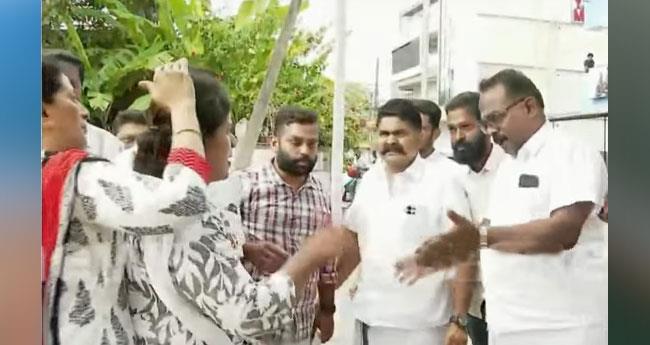 ഭി​ന്ന​ശേ​ഷി നൈ​പു​ണ്യ​കേ​ന്ദ്ര​ത്തി​ന് ആ​ർ​എ​സ്എ​സ് നേ​താ​വി​ന്‍റെ പേ​രി​ടാ​നു​ള്ള നീ​ക്ക​ത്തി​നെ​തി​രെ പ്ര​തി​ഷേ​ധം
