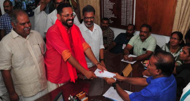 പാ​ല​ക്കാ​ട്ട് പി. ​സ​രി​ൻ പ​ത്രി​ക സ​മ​ർ​പ്പി​ച്ചു