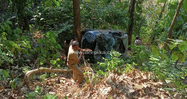 പു​ല്ലു​പാ​റ​യി​ൽ കാ​ര്‍ 400 അ​ടി താ​ഴ്ച​യി​ലേ​ക്കു മ​റി​ഞ്ഞു; യാ​ത്ര​ക്കാ​ര്‍ ര​ക്ഷ​പ്പെ​ട്ടു