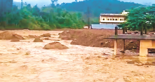 പു​ഞ്ചി​രി​മ​ട്ട​ത്തി​നു സ​മീ​പം വ​ന​ത്തി​ൽ ഉ​രു​ൾ​പൊ​ട്ടി​യെ​ന്ന  സം​ശ​യം പ​രി​ഭ്രാ​ന്തി പ​ര​ത്തി