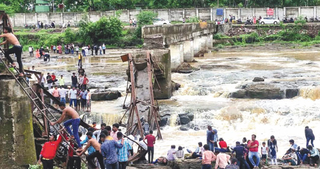 പൂ​ന​യി​ൽ പാ​ലം ത​ക​ർ​ന്ന് നാല് മ​ര​ണം