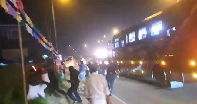 മു​ഖ്യ​മ​ന്ത്രി​യു​ടെ ബ​സ്  ത​ട​ഞ്ഞി​ട്ടു; അ​ഞ്ച്  യൂ​ത്ത് കോ​ണ്‍​ഗ്ര​സു​കാ​ര്‍  അ​റ​സ്റ്റി​ല്‍