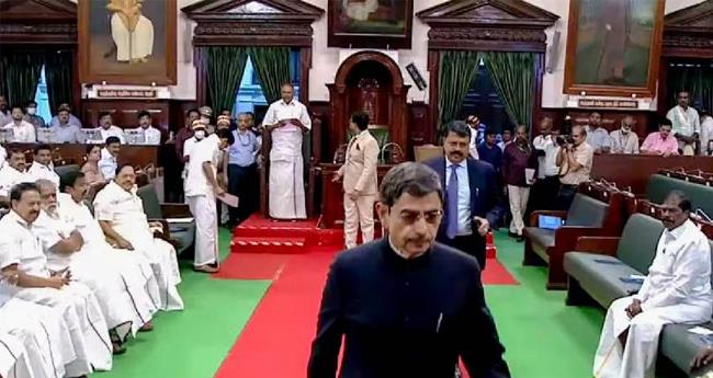 ഗ​വ​ർ​ണ​ർ​ക്കെ​തി​രെ ഗെ​റ്റ് ഔ​ട്ട് കാ​മ്പ​യി​നു​മാ​യി ഡി​എം​കെ