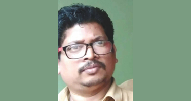 ദേ​ശീ​യ​പാ​താ സ​ർ​വീ​സ് റോ​ഡി​ലെ കു​ഴി​യി​ൽ വീ​ണ് ഡ്രൈ​വ​ർ മരിച്ചു