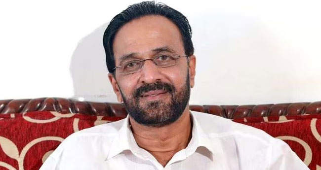 പി​ണ​റാ​യിക്കെ​തി​രേ മ​ത്സ​രി​ച്ച യു​ഡി​എ​ഫ്  സ്ഥാ​നാ​ർ​ഥി സി. രഘുനാഥ് പാ​ർ​ട്ടി​ വി​ട്ടു