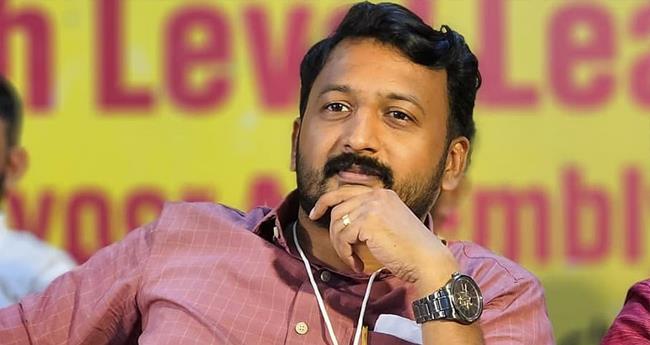 പാ​ല​ക്കാ​ട് പോ​ലീ​സ് സ്റ്റേ​ഷ​ൻ ഉ​പ​രോ​ധം; രാ​ഹു​ൽ മാ​ങ്കൂ​ട്ട​ത്തി​ൽ എം​എ​ൽ​എ​ക്കെ​തി​രേ കേ​സെ​ടു​ത്തു
