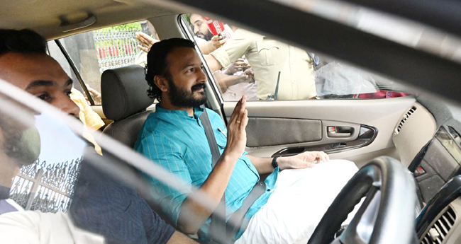 രാ​ഹു​ലി​ന്‍റെ വാ​ഹ​നം ത​ട​ഞ്ഞ് എ​സ്എ​ഫ്ഐ