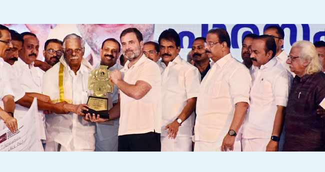 രാ​ഷ്‌​ട്രം കെ​ട്ടി​പ്പ​ടു​ത്ത​ത് സ​ത്യ​ത്തി​നുമു​ക​ളി​ൽ; സ​ത്യം ജ​ന​ങ്ങ​ളോ​ട് വി​ളി​ച്ചു​പ​റ​ഞ്ഞുകൊ​ണ്ടേ​യി​രി​ക്കും: രാ​ഹു​ൽ​ഗാ​ന്ധി