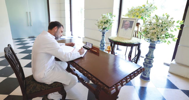 അ​പ്പ​സ്തോ​ലി​ക് നു​ണ്‍​ഷ്യേ​ച്ച​റി​ലെ​ത്തി  അ​നു​ശോ​ച​നം രേ​ഖ​പ്പെ​ടു​ത്തി രാ​ഹു​ൽ