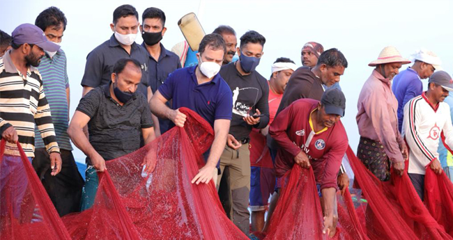 കടലിന്‍റെ മക്കൾക്കൊപ്പം രാഹുൽ...