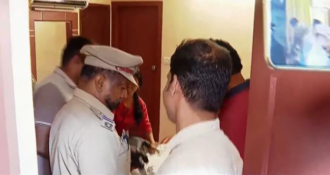 പാ​ല​ക്കാ​ട്ട് കോ​ൺ​ഗ്ര​സ് നേ​താ​ക്ക​ൾ താ​മ​സി​ക്കു​ന്ന ഹോ​ട്ട​ലി​ൽ പോ​ലീ​സ് പ​രി​ശോ​ധ​ന; സം​ഘ​ർ​ഷാ​വ​സ്ഥ
