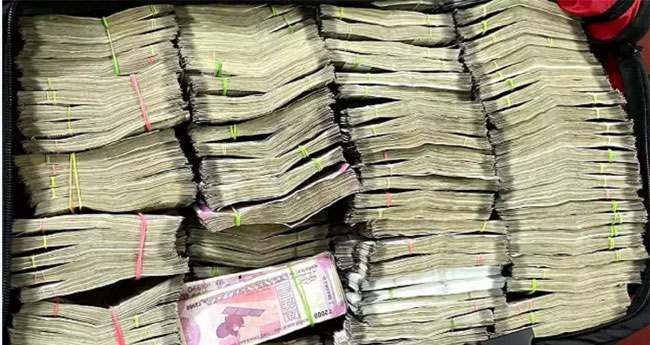 ചെ​ക്പോ​സ്റ്റി​ൽ വി​ജി​ല​ൻ​സ് പ​രി​ശോ​ധ​ന; 14,000 രൂപ കണ്ടെത്തി