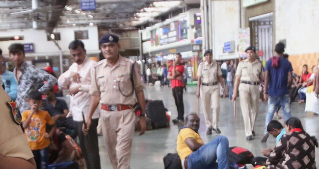 ഭ​ക്ഷ​ണ​ശാ​ല​ക​ളി​ൽ റെ​യി​ൽ​വേ പോ​ലീ​സി​ന്‍റെ മി​ന്ന​ൽ പ​രി​ശോ​ധ​ന