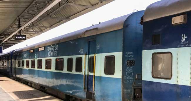 ഓ​ടി​ത്തു​ട​ങ്ങി​യ ട്രെ​യി​നി​ൽ നി​ന്ന് ചാ​ടി​യി​റ​ങ്ങാ​ൻ ശ്ര​മി​ച്ചു; അ​പ​ക​ട​ത്തി​ൽ വയോധികന്‍റെ കൈ ​അ​റ്റു