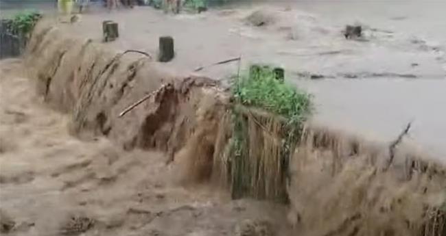 ക​രു​വാ​ര​ക്കു​ണ്ടി​ല്‍ മ​ല​വെ​ള്ള​പ്പാ​ച്ചി​ല്‍;  ജാ​ഗ്ര​താ നി​ർ​ദേ​ശം പു​റ​പ്പെ​ടു​വി​ച്ചു