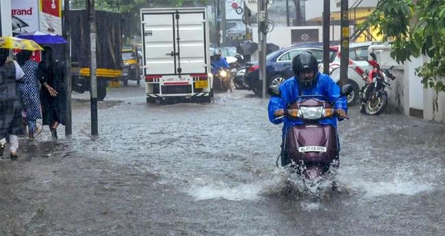 ഇ​ന്നും ക​ന​ത്ത മ​ഴ ;  നാ​ല് ജി​ല്ല​ക​ളി​ല്‍ ഓ​റ​ഞ്ച് അ​ല​ര്‍​ട്ട്