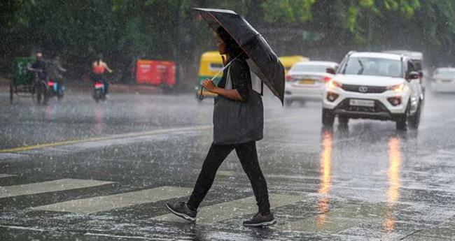 അ​തി​ശ​ക്ത​മാ​യ മ​ഴ വ​രു​ന്നു; മൂ​ന്ന് ജി​ല്ല​ക​ളി​ൽ ഓ​റ​ഞ്ച് അ​ല​ര്‍​ട്ട്