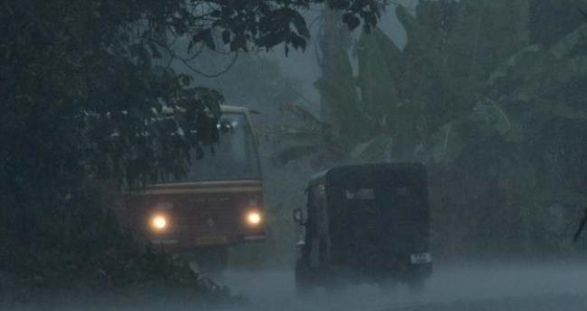ക​ന​ത്ത മ​ഴ; കാ​ണാ​താ​യ മ​ത്സ്യ​ത്തൊ​ഴി​ലാ​ളി​ക​ൾ​ക്കാ​യി തെ​ര​ച്ചി​ൽ തു​ട​രു​ന്നു