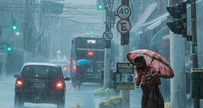 അ​തി​തീ​വ്ര മ​ഴ​യ്ക്ക് സാ​ധ്യ​ത: മൂ​ന്നു ജി​ല്ല​ക​ളി​ലെ വി​ദ്യാ​ഭ്യാ​സ സ്ഥാ​പ​ന​ങ്ങ​ൾ​ക്ക് ഇ​ന്ന് അ​വ​ധി