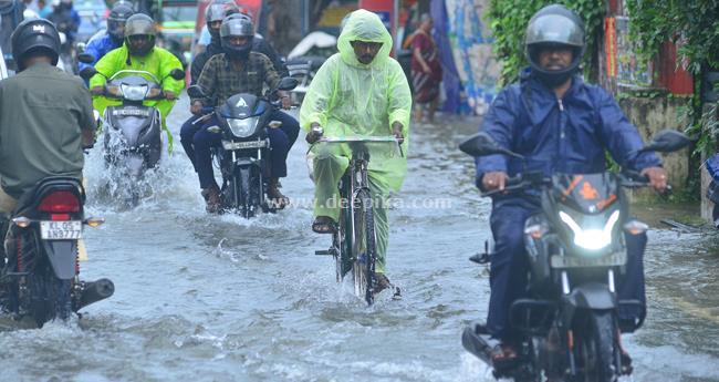 പേ​മാ​രി​യി​ൽ വി​റ​ച്ച് കേ​ര​ളം; അ​തി​തീ​വ്ര മ​ഴ തു​ട​രും