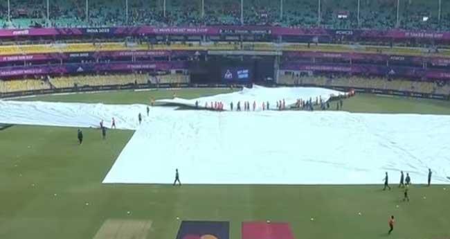 ഇ​ന്ത്യ-​ഇം​ഗ്ല​ണ്ട് സ​ന്നാ​ഹ​മ​ത്സ​രം മ​ഴ മൂ​ലം ഉ​പേ​ക്ഷി​ച്ചു