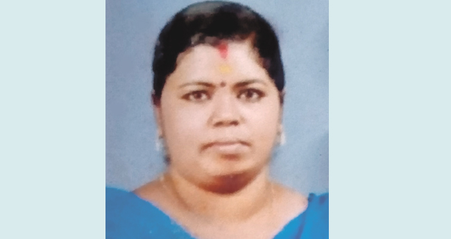 സ്കൂട്ടർ യാത്രികയായ വീട്ടമ്മ ലോറിക്കടിയില്‍പ്പെട്ട് മരിച്ചു