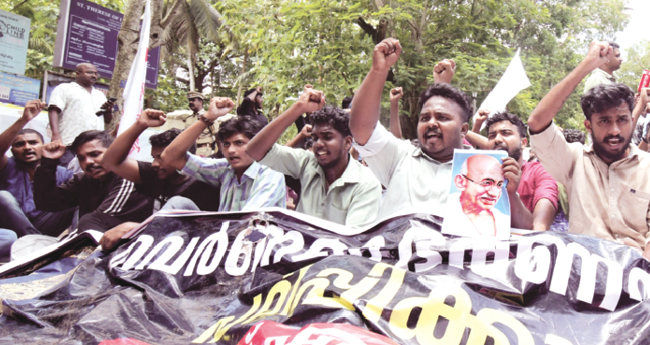 രാ​ജ്ഭ​വ​നി​ലേ​ക്ക് എ​സ്എ​ഫ്ഐ  ന​ട​ത്തി​യ മാ​ർ​ച്ചി​ൽ സം​ഘ​ർ​ഷം
