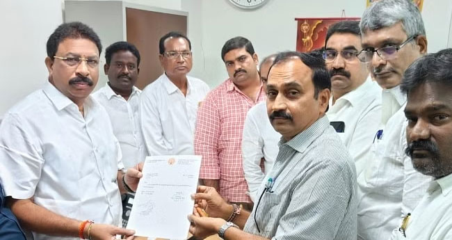 മുതിർന്ന നേതാവ് വൈഎസ്ആർ‌ കോൺഗ്രസ് വിട്ടു