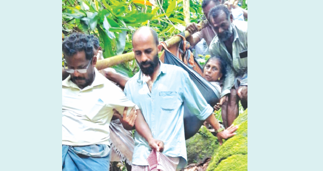 മലമുകളിൽനിന്ന് കൂ​​​റ്റ​​​ൻ പാ​​​റ​​​ക്ക​​​ഷ​​​ണം ; മരണത്തിൽനിന്ന് ഓടിമാറി വീട്ടമ്മ