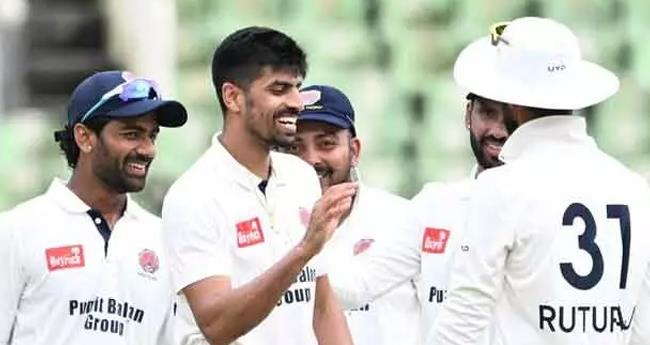 അ​ര്‍​ഷി​നും പൃ​ഥ്വി ഷാ​യും നി​ല​യു​റ​പ്പി​ച്ചു; മ​ഹാ​രാ​ഷ്ട്ര പി​ടി​മു​റു​ക്കു​ന്നു
