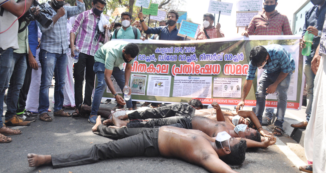 സെ​ക്ര​ട്ടേ​റി​യ​റ്റി​നു മു​ന്നി​ൽ  സ​മ​രപ​ര​ന്പ​ര തു​ട​രു​ന്നു;  സ​ഹ​നസ​മ​ര​ങ്ങ​ളു​മാ​യി ഉ​ദ്യോ​ഗാ​ർ​ഥി​ക​ൾ