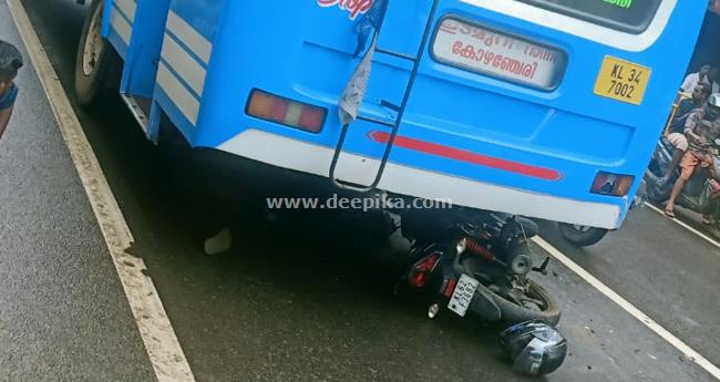 നി​ര്‍​ത്തി​യി​ട്ട ബ​സി​ന​ടി​യി​ലേ​ക്ക് ബൈ​ക്ക് ഇ​ടി​ച്ചു​ക​യ​റി യു​വാ​വ് മ​രി​ച്ചു