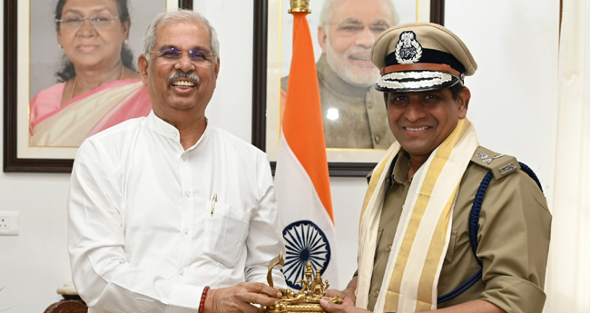 “രാ​ജ്ഭ​വ​ൻ പ​ട്ടി​ക​യി​ൽനി​ന്നു പോ​ലീ​സു​കാ​രെ  നി​യ​മി​ക്കണം”: ഗ​​​വ​​​ർ​​​ണ​​​ർ- ഡി​​​ജി​​​പി കൂ​​​ടി​​​ക്കാ​​​ഴ്ച