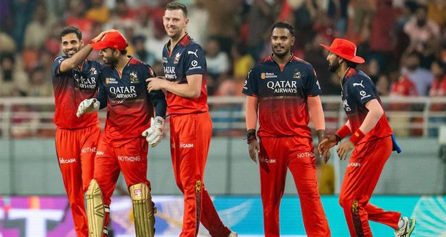 ആ​ദ്യം എ​റി​ഞ്ഞി​ട്ടു, പി​ന്നെ അ​ടി​ച്ചൊ​തു​ക്കി; ആ​ർ​സി​ബി ഫൈ​ന​ലി​ൽ