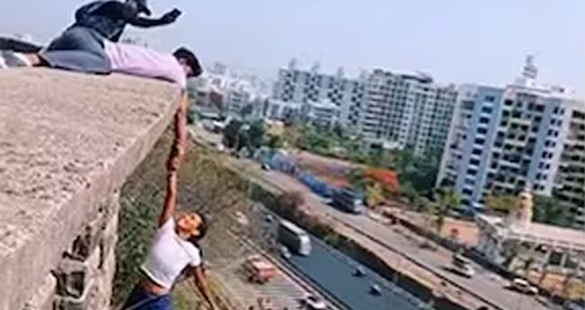 കെ​ട്ടി​ട​ത്തി​നു മു​ക​ളി​ൽ തൂ​ങ്ങി​ക്കി​ട​ന്ന്  റീ​ൽ​സ്: ര​ണ്ടു​പേ​ർ അ​റ​സ്റ്റി​ൽ